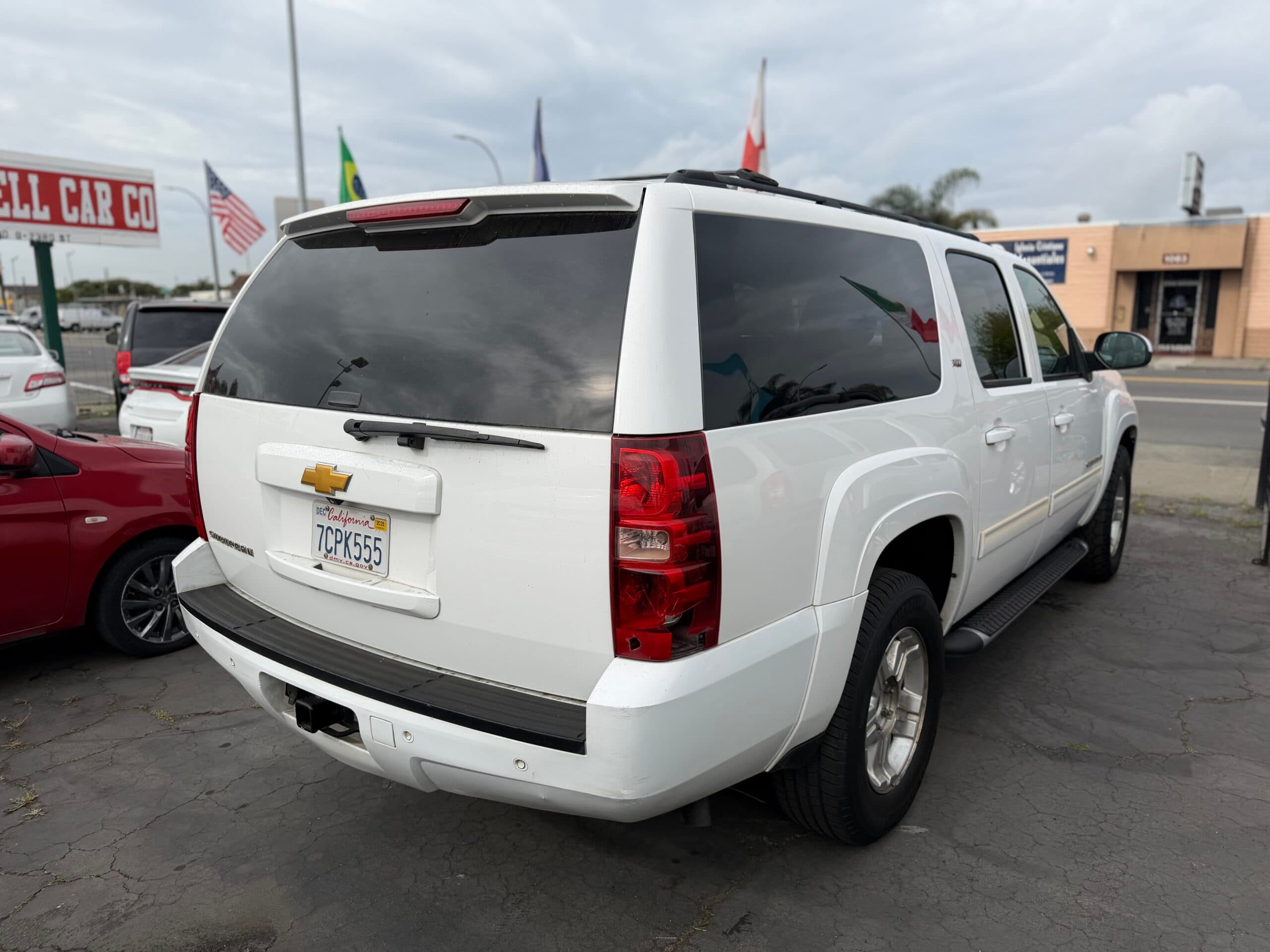 2014 Chevrolet Suburban LT thumbnail 3