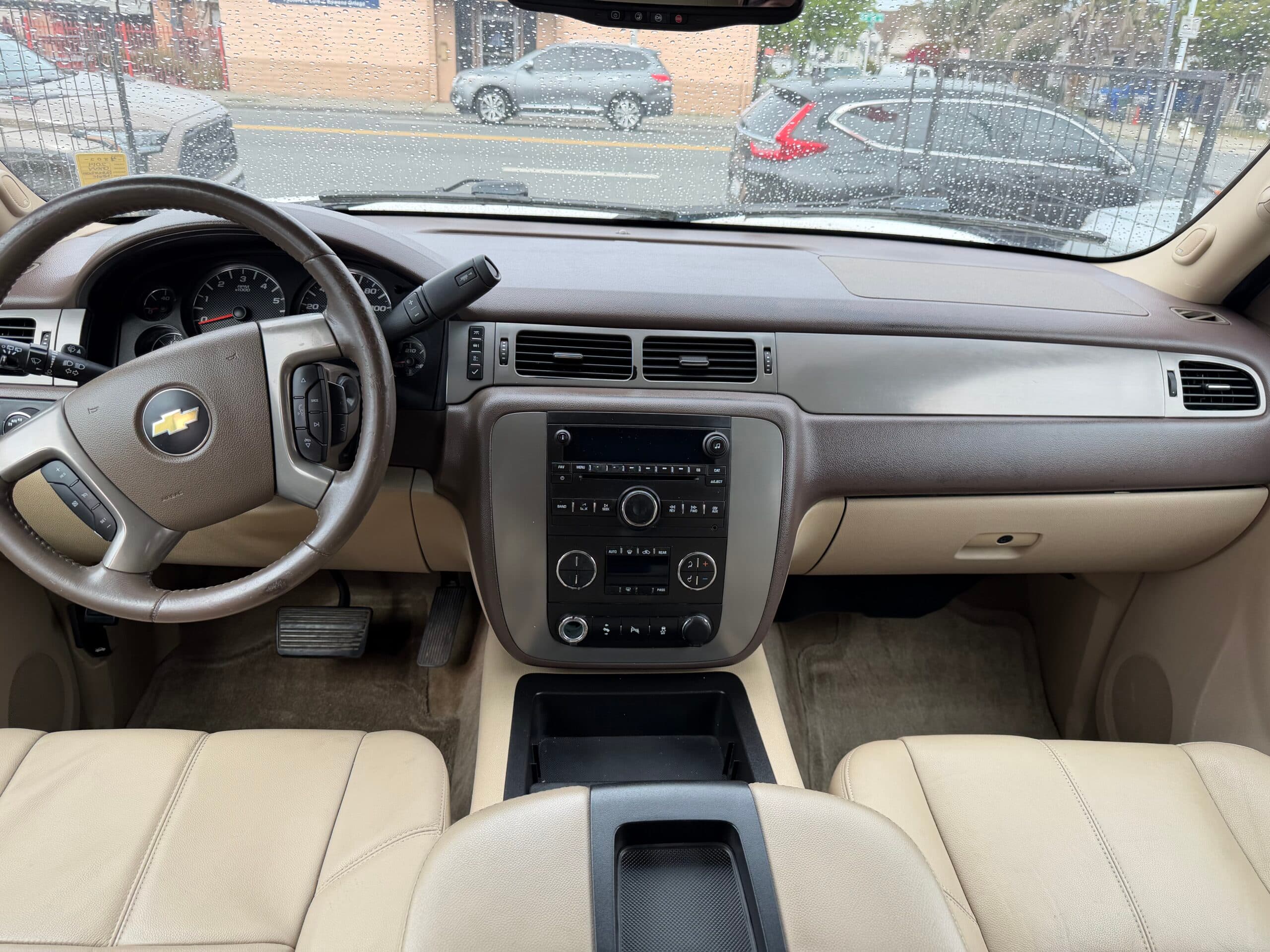 2014 Chevrolet Suburban LT thumbnail 7