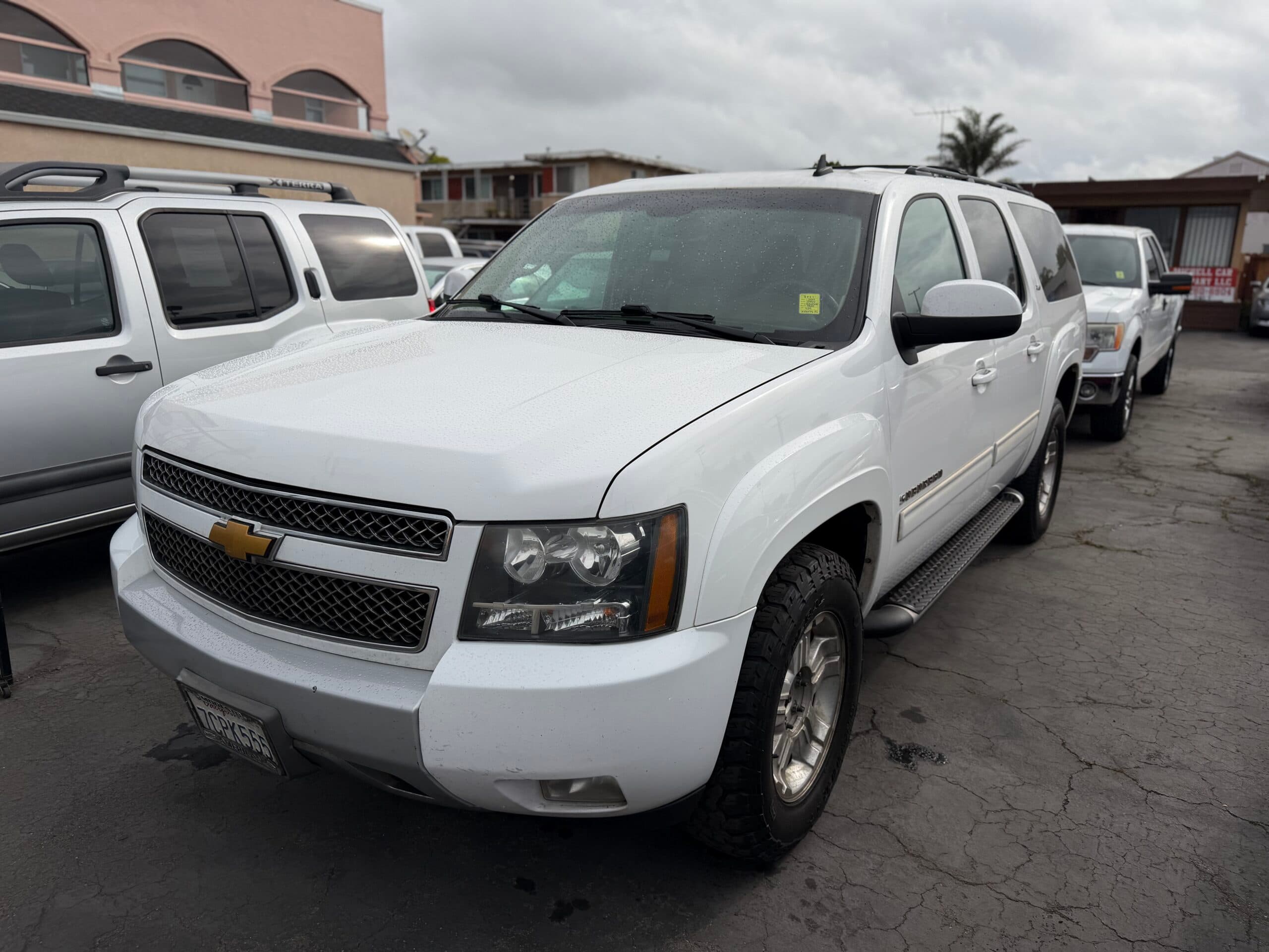 2014 Chevrolet Suburban LT thumbnail 2