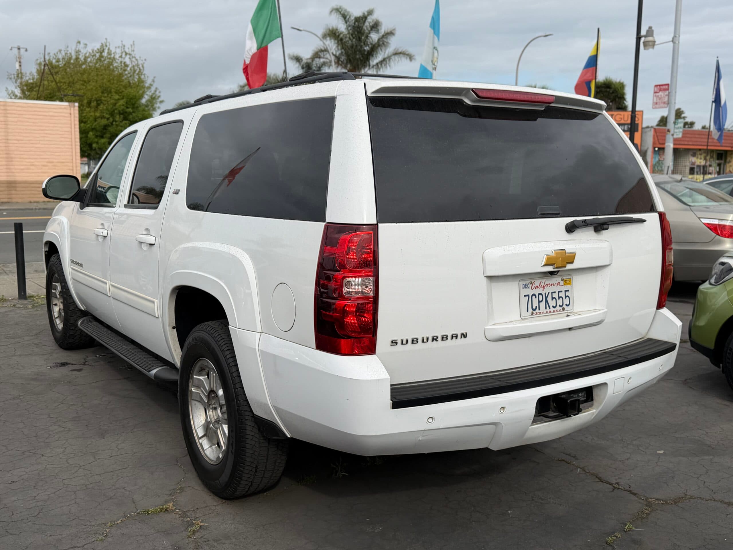 2014 Chevrolet Suburban LT thumbnail 4