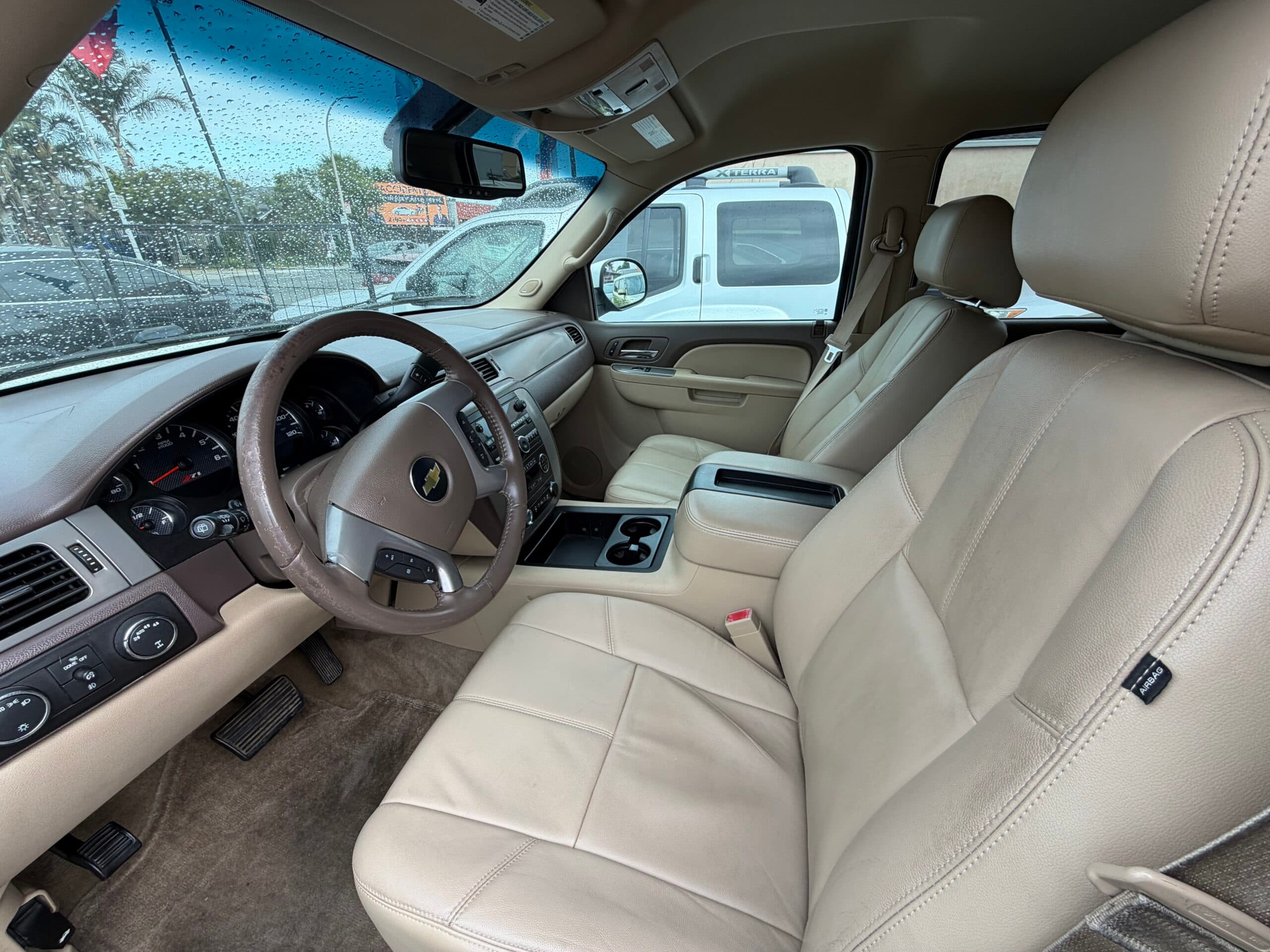 2014 Chevrolet Suburban LT thumbnail 5
